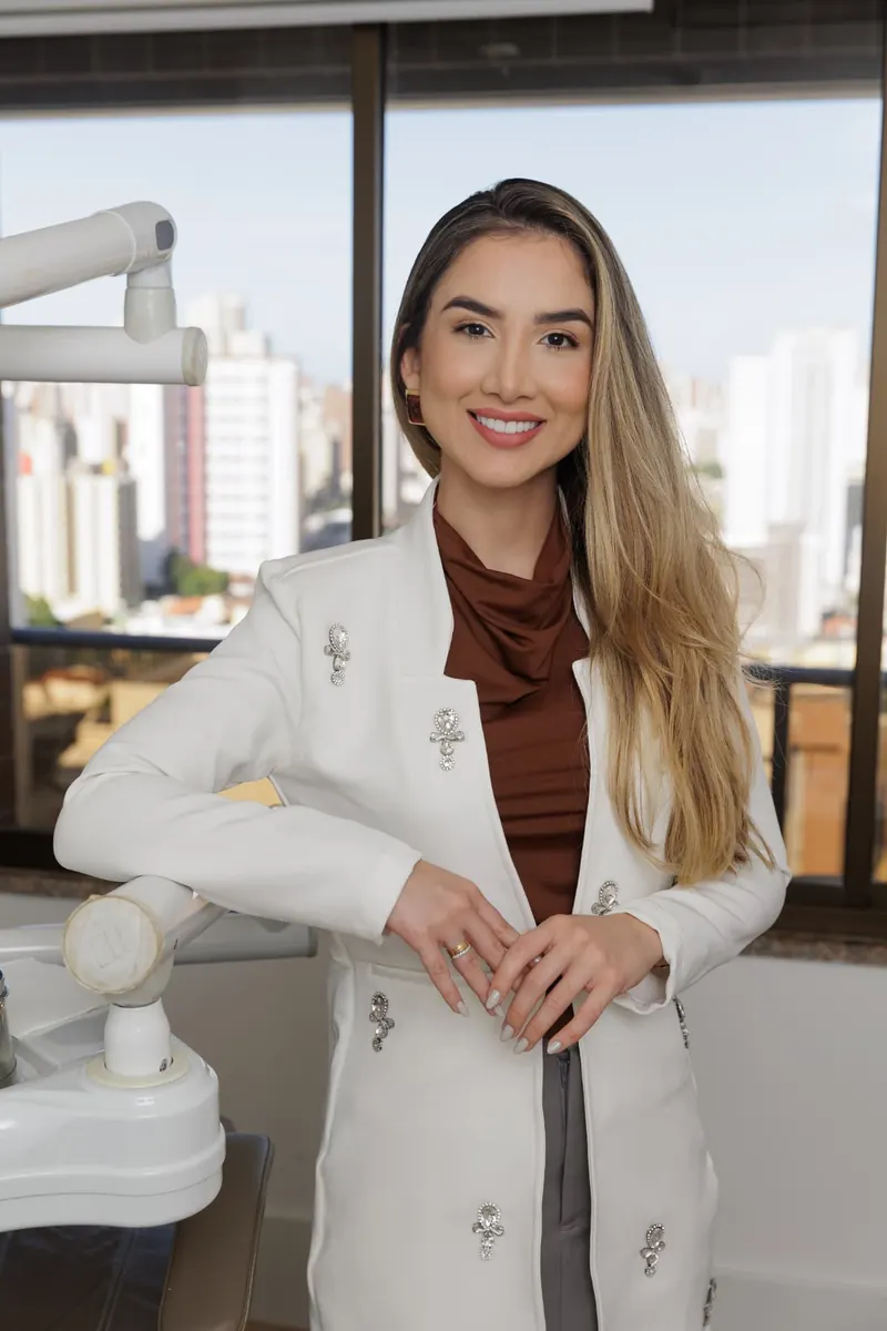 Dra. Brenda Farias em seu consultório odontológico